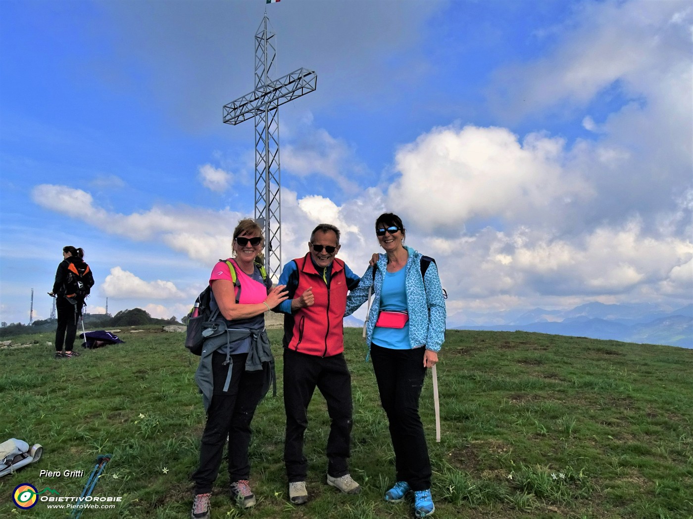 43 Alla croce del Linzone piacevole incontro con Flavia e Anna Maria .JPG